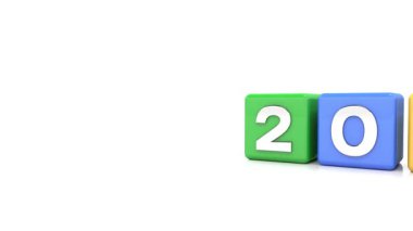 Kırmızı, sarı, mavi ve yeşil küplerin video animasyonu ve beyaz yansıtıcı arka planda 2025 ve 2026 yılları - yeni yıl 2026 - tatil kavramını temsil etmektedir..