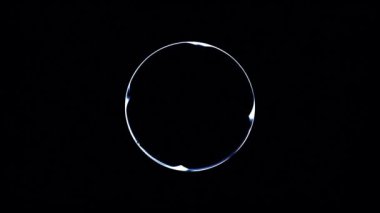 Koyu mavi arkaplana dağılmış küçük parçacıklardan oluşan mavi bg, 4k 'lik animasyon arkaplan, sihir ve fantezi arka plan, düşen noktalar