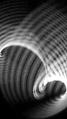 Hipnotik girdap şebekesi deseni siyah-beyaz tonlarda, soyut girdap tünel etkisi dikey 9: 16 biçiminde.