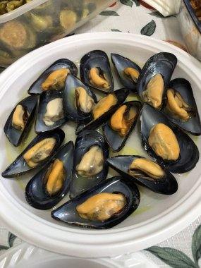 Puglia 'da bir tabakta servis edilen lezzetli midyeler.