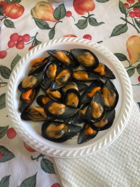 Puglia 'da bir tabakta servis edilen lezzetli midyeler.