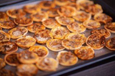 Fırında taze kekler var.