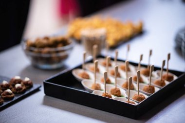 Kremalı ve fındıklı çikolatalı pasta