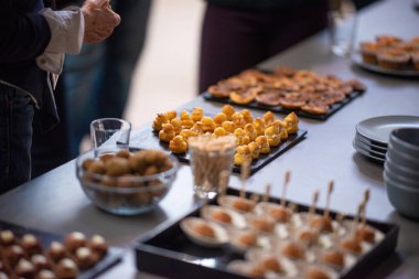 Yemek büfesi. Kremalı ve fındıklı çikolatalı kek..