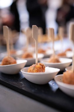 Farklı tipte atıştırmalıklar, aperatifler.