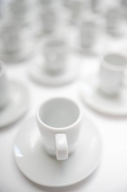 Masadaki beyaz bardak, kapat.