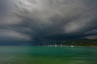 Göl üzerinde fırtına bulutları 