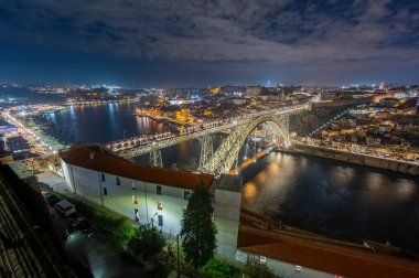 Porto, Portekiz eski şehir manzarası Douro Nehri üzerinde