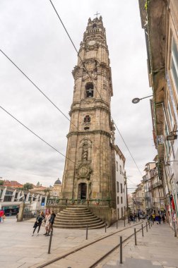 Porto 'daki Clerigos Kilisesi, kulenin eteğinden ve gökyüzündeki tepeden dikey çekim