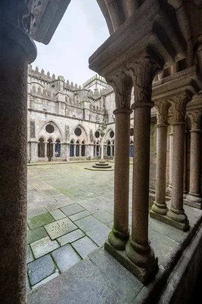 Steinkreuz Innenhof Der Kathedrale Von Porto — Stockfoto