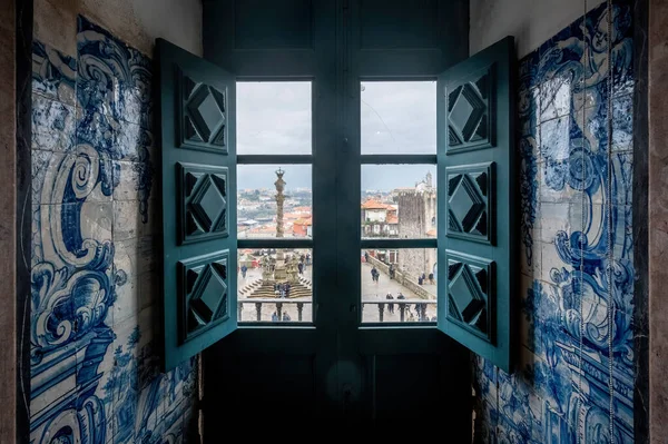 Old Wooden Window Surrounded Vintage Tiles Porto Main Square Background — Stock Photo, Image