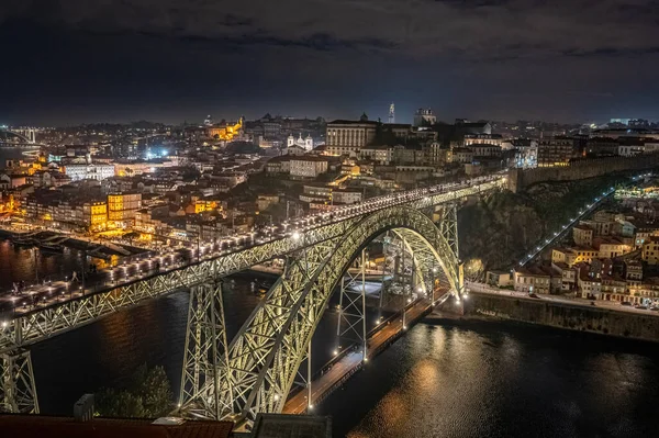 葡萄牙波尔图老城镇天际线上杜罗河 免版税图库图片