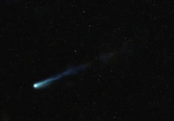 Neandrtálská Kometa Přecházející Mezi Hvězdami Prašným Ocasem Royalty Free Stock Fotografie