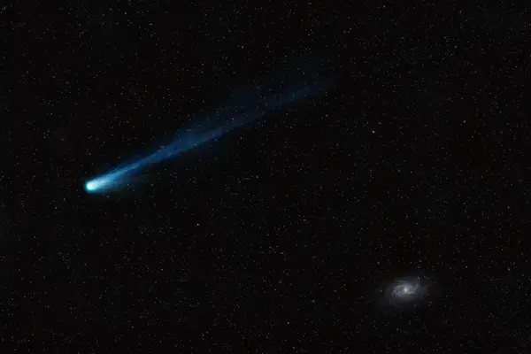 尼安德特人彗星穿过尘埃尾星之间 图库照片