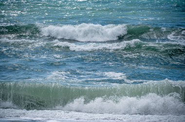 Gündüz kumsalda deniz dalgaları 