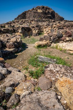 Gündüz vakti eski kalenin eski kalıntıları