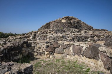 Gündüz vakti eski şatonun eski kalıntıları