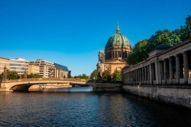 Berlin Katedrali 'nin (Berliner Dom) ünlü Museumsinsel' deki (Müze Adası) güzel manzarası. Spree Nehri üzerinde yaz günbatımında güzel bir akşam güneşi altında gezinti teknesi, Berlin, Almanya