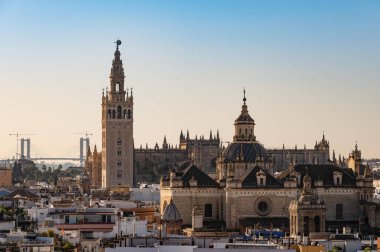 Tarihi katedral ve pitoresk şehir manzarası üzerinde güzel bir gün batımı Casco Antiguo, Seville, İspanya.