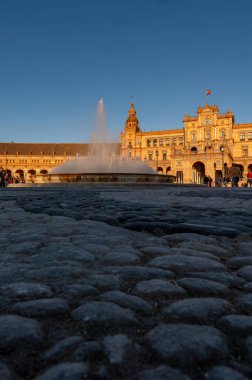 1929 Ibero-Amerikan Sergisi için İspanya 'nın Sevilla kentindeki Mara Luisa Parkında 1928 yılında inşa edilen turistik meydanda.