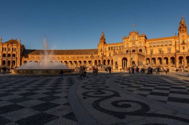 1929 Ibero-Amerikan Sergisi için İspanya 'nın Sevilla kentindeki Mara Luisa Parkında 1928 yılında inşa edilen turistik meydanda.