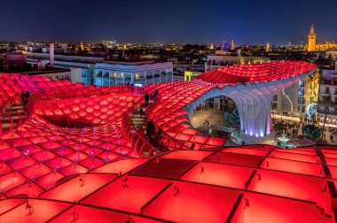 Seville City Skyline manzaralı Aydınlatılmış Uzay Metropol Şemsiyesi ile Karanlık, Seville, İspanya 'da