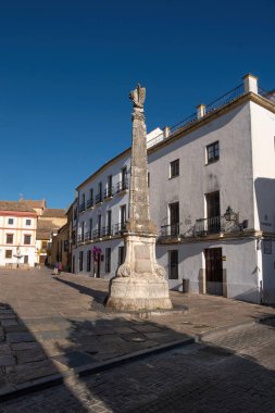 Cordoba sokaklarında bir parlak yaz gününde bir antik taş kule