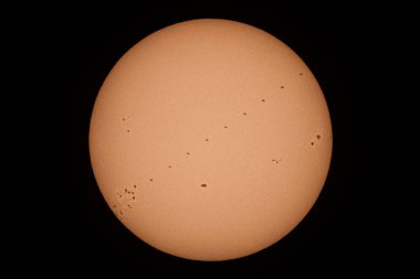 Güneş lekeli bir teleskopla filtreli güneşimizin görüntüsü..