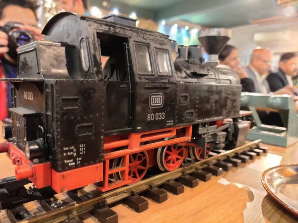 Jaipur, Hindistan Circa 2023: Geceleyin siyah renkte sergilenen tarihi bir tren motoru resmi