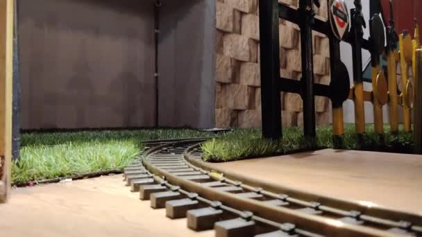 ジャイプール インドCirca 2023 夜に撮影された色の黒い鉄道線路上の歴史的な列車エンジンの時間経過映像 — ストック動画