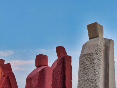 Jaipur, Hindistan Circa 2023: City Park Mansarovar 'da gün batımında mavi gökyüzüne karşı çekilen taş heykeller