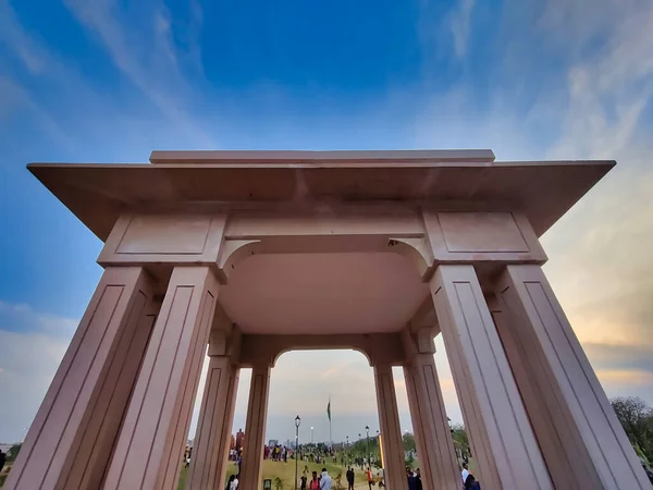 Jaipur, India Circa 2023: Mansarovar 'daki City Park' taki bir anıtın resmi. Resim akşam vakti, gün batımında mavi gökyüzüne karşı çekilir.