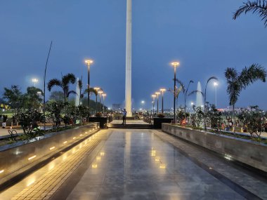 Jaipur, Hindistan 2023: Şehir Parkı Mansarovar 'da gece çekilen bir patikanın fotoğrafı