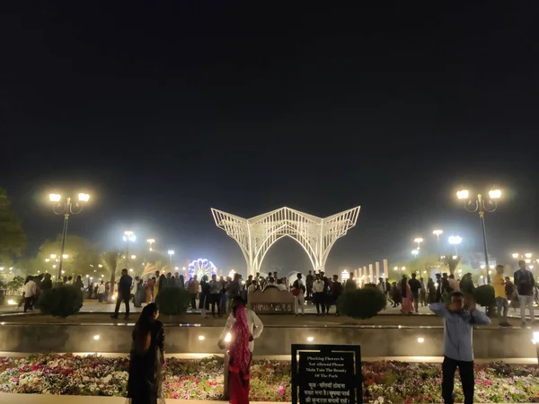 Jaipur, India Circa 2023: Mansarovar 'daki City Park' ta kalabalık fotoğrafı. Fotoğraf gece çekiliyor.