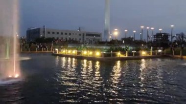 Jaipur, Hindistan Circa 2023: Şehir Parkı Mansarovar 'daki bir göldeki çeşme görüntüsü