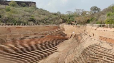 Jaipur, Hindistan Circa 2023: Bavadi 'nin Nahargarh Kalesi' ndeki görüntüleri gün ışığında çekildi