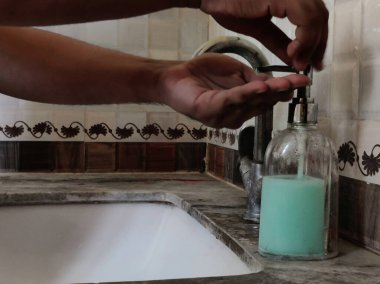 Elleri sabunla yıkayan birinin resmi. El yıkama Corona virüsünden korunmak için önemlidir. Corona XBB1.16 Yeni Corona Virüsü.