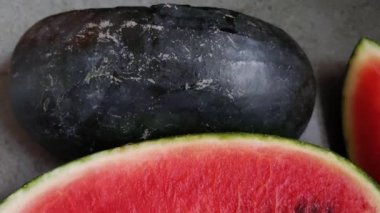 Yazın gün ışığında çekilen kırmızı karpuz meyve dilimleri görüntüsü. Karpuz vitamin açısından zengindir..
