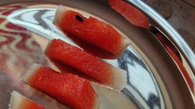 Yazın gün ışığında çekilen kırmızı karpuz meyve dilimleri görüntüsü. Karpuz vitamin açısından zengindir..