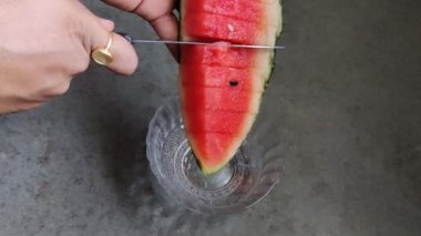 Yazın gün ışığında çekilen kırmızı karpuz meyve dilimleri görüntüsü. Karpuz vitamin açısından zengindir..