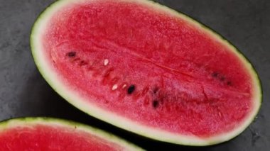 Yazın gün ışığında çekilen kırmızı karpuz meyve dilimleri görüntüsü. Karpuz vitamin açısından zengindir..