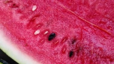 Yazın gün ışığında çekilen kırmızı karpuz meyve dilimleri görüntüsü. Karpuz vitamin açısından zengindir..