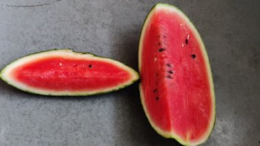 Yazın gün ışığında çekilen kırmızı karpuz meyve dilimleri görüntüsü. Karpuz vitamin açısından zengindir..
