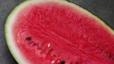 Yazın gün ışığında çekilen kırmızı karpuz meyve dilimleri görüntüsü. Karpuz vitamin açısından zengindir..