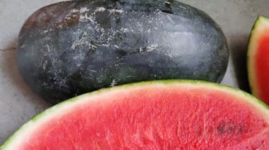 Yazın gün ışığında çekilen kırmızı karpuz meyve dilimleri görüntüsü. Karpuz vitamin açısından zengindir..