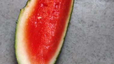 Yazın gün ışığında çekilen kırmızı karpuz meyve dilimleri görüntüsü. Karpuz vitamin açısından zengindir..