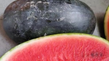 Yazın gün ışığında çekilen kırmızı karpuz meyve dilimleri görüntüsü. Karpuz vitamin açısından zengindir..