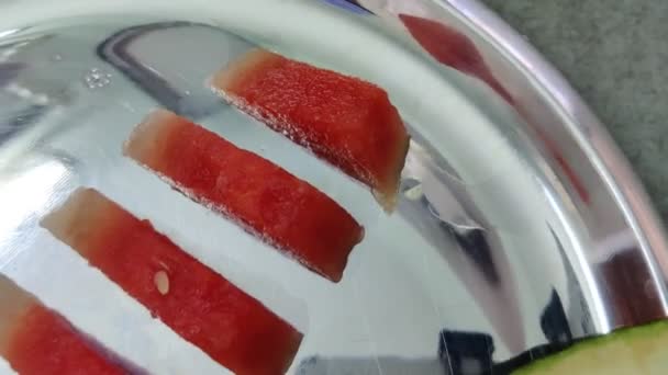 Bilder Röda Skivor Vattenmelonfrukt Skurna Dagsljus Somrarna Vattenmelon Rik Vitaminer — Stockvideo