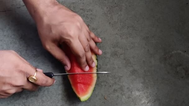 Filmagem Fatias Vermelhas Frutas Melancia Cortadas Durante Dia Nos Verões — Vídeo de Stock