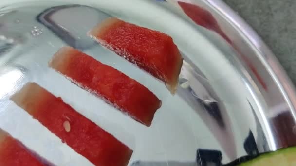 Filmagem Fatias Vermelhas Frutas Melancia Cortadas Durante Dia Nos Verões — Vídeo de Stock